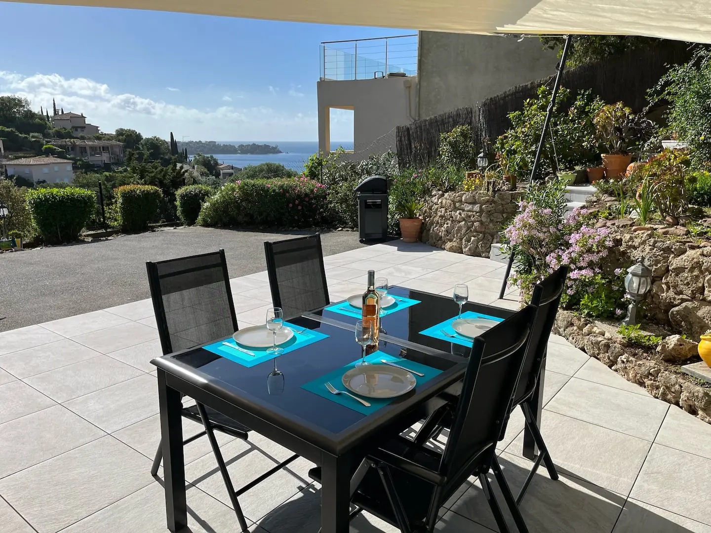 La table de la terrasse, avec la mer en arrière-plan